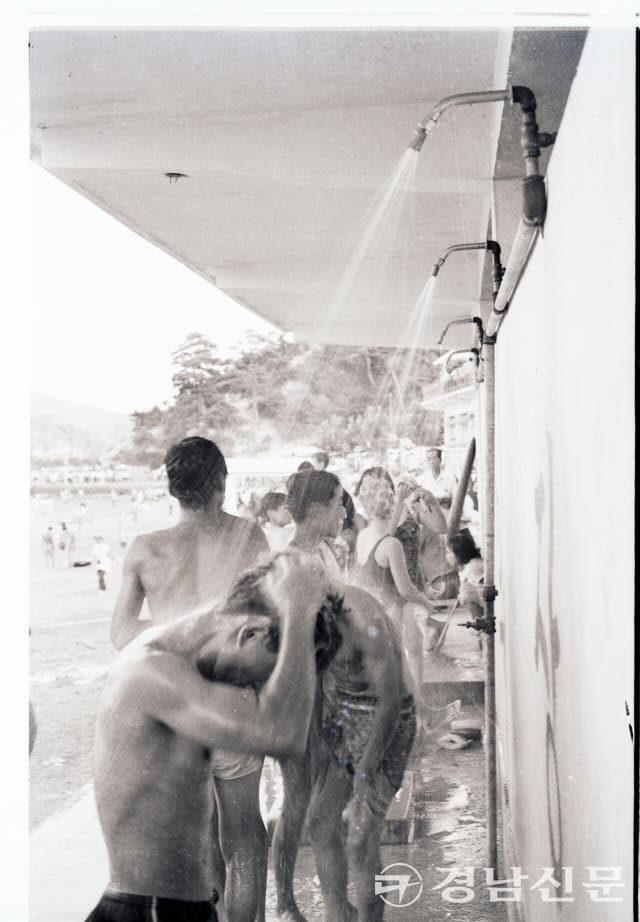 1960년대말 가포 해수욕장의 샤워시설 모습.