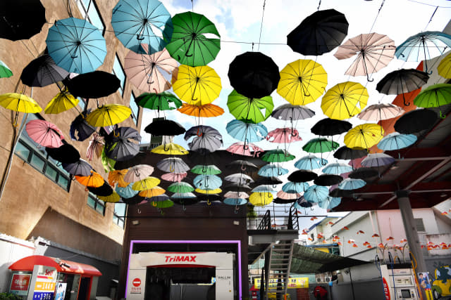 17일 오후 창원시 마산합포구 서성동의 한 주유소가 형형색색의 우산으로 햇빛가리개를 설치해 눈길을 끌고 있다./전강용 기자/