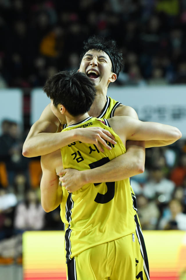 창원 LG 김시래와 강병현이 12일 전주실내체육관서 열린 전주 KCC와의 원정 경기에서 승리한 후 기쁨의 포옹을 하고 있다./KBL/