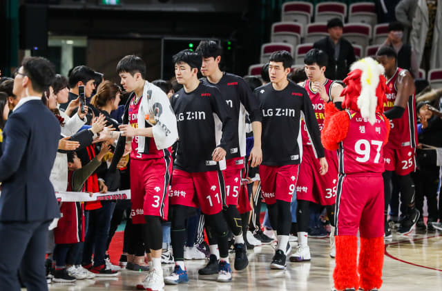 창원 LG 세이커스 선수들이 지난 15일 창원체육관에서 서울 삼성과 경기 후 팬들과 하이파이브를 하고 있다./KBL/
