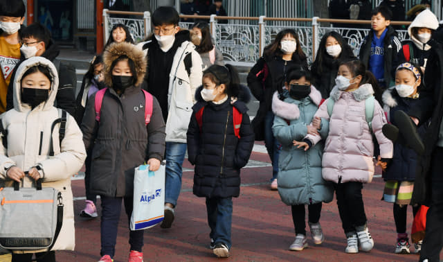 창원의 한 초등학교 학생들이 이달 초 겨울방학을 끝내고 개학하면서 마스크를 쓰고 등교하고 있다./경남신문DB/