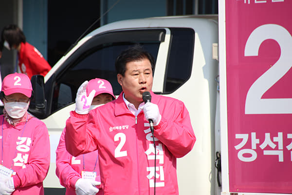 더불어민주당 서필상(사진 왼쪽부터) 후보, 미래통합당 강석진 후보, 무소속 김태호 후보가 선거운동을 하고 있다.
