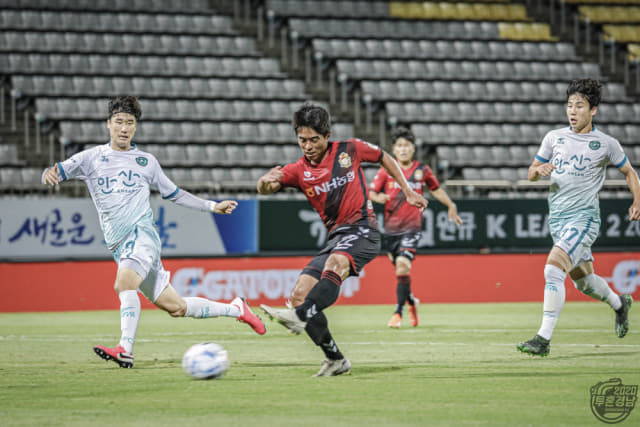 경남FC 백성동이 지난 6월15일 창원축구센터에서 열린 안산과의 경기에서 골을 넣고 있다./경남FC