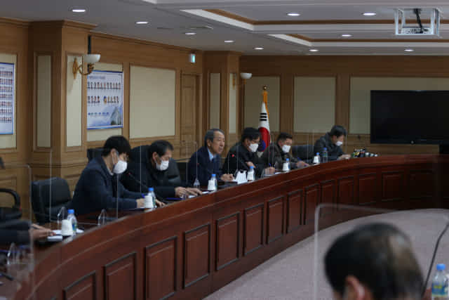 구자천(왼쪽 세 번째) 창원상의 회장이 19일 대회의실에서 기자간담회를 갖고 향후 상의 운영계획을 밝히고 있다./창원상의/