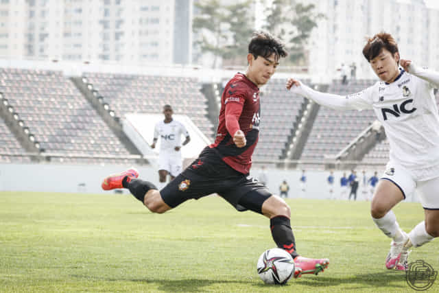 21일 경남FC에서 데뷔전을 치른 김주환이 상대 수비를 앞에 두고 센터링을 올리고 있다.