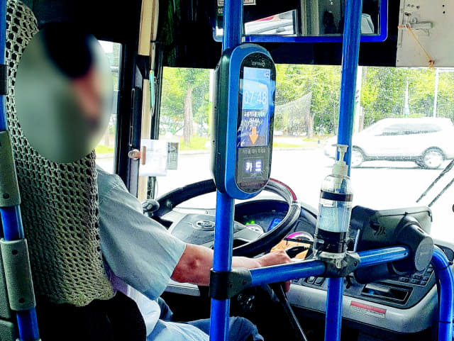 창원형 준공영제 시행 첫날인 1일 오전 7시 48분께 752번 버스기사가 계기판에 휴대전화를 올리고 영상을 재생시켜 놓은 상태로 버스를 운행하고 있다./창원시 대중교통민원신고 사이트 캡처/
