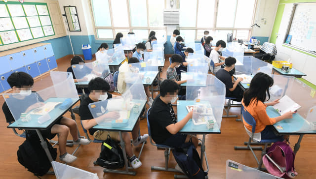6일 전면등교가 이뤄진 창원 용남초등학교에서 학생들이 독서 활동을 하고 있다./김승권 기자/