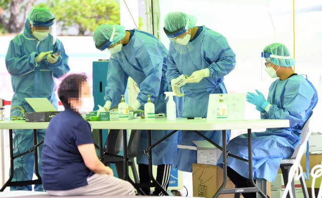 의료진들이 코로나19 검사 준비를 하고 있다./경남신문 자료사진/