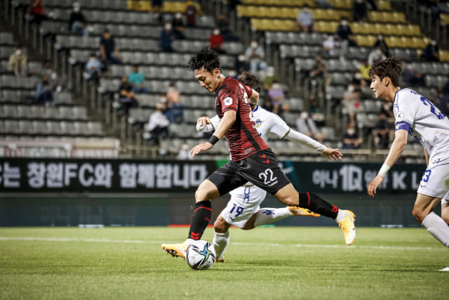 경남FC 김동진이 지난 5월 23일 충남아산FC전에서 크로스를 올리고 있다./경남FC/
