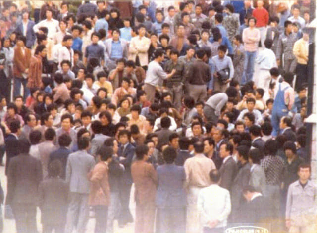 부마민주항쟁기념사업회가 2년 전 육군고등군법회의 자료에서 찾아 공개한 부마항쟁 사진. 1979년 10월 18일 경남대에서 사복경찰관이 시위학생들에게 해산을 종용하고 있다.