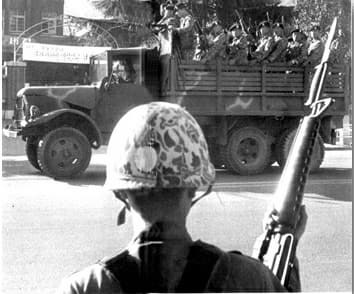 1979년 10월 마산시내에 출동한 계엄군 모습./부마민주항쟁기념재단/