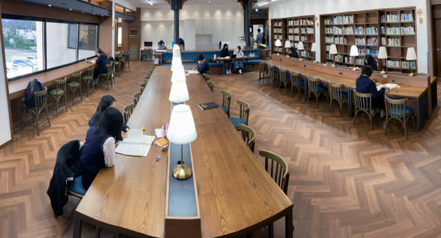 학생들이 도서관에서 공부를 하고 있다.
