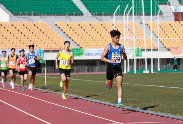 육상 800m 남자고등부 결승에서 오창기(김해가야고2)가 1위로 달리고 있다/경남도체육회/