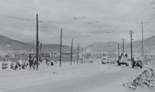 1960년대 제일제당 공장 주변의 부산 서면 풍경, 소달구지와 전철의 모습이 보인다./제일제당/