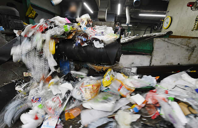 재활용 쓰레기를 컨베이어 벨트를 이용해 선별장으로 보내고 있다./김승권 기자/