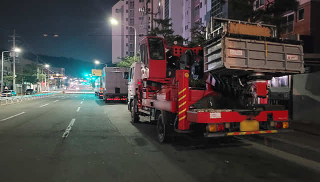 지난 12일 밤 도계동 아파트 주변 도로에 불법 주차된 화물차들.
