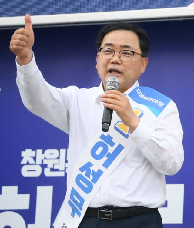 더불어민주당 허성무 창원시장 후보가 19일 오후 창원시 성산구 상남분수광장에서 열린 출정식에서 연설하고 있다.