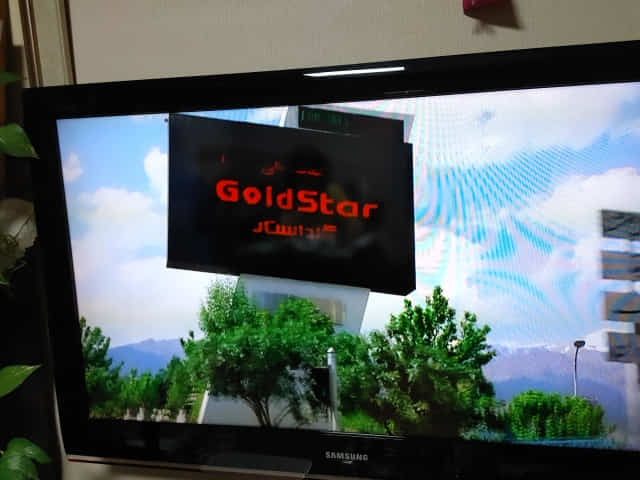 이란 영화 ‘천국의 아이들’ 중 도로광고에 Gold Star(왼쪽)와 TV 우측 채널조절기 상단에도 금성사 마크와 상표가 선명하게 보인다./이래호/