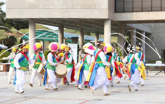 지난 11일 함안박물관 앞에서 열린 ‘함안 생생마실- 함안생생축제’에서 농악팀이 공연을 하고 있다./김인호 사진작가/