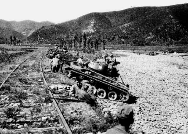 1950년 8월 방어선에 배치된 미군전차. 철로는 함안-마산 간 노선./마산방어전투 기념사업회/