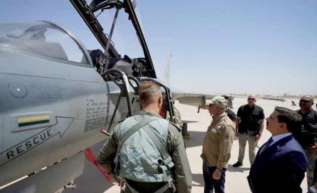 T-50IQ 비행 이륙 전 기체를 살펴보는 무스타파 알 카디미(Mustafa Al-Kadhimi) 이라크 내각 총리./KAI/