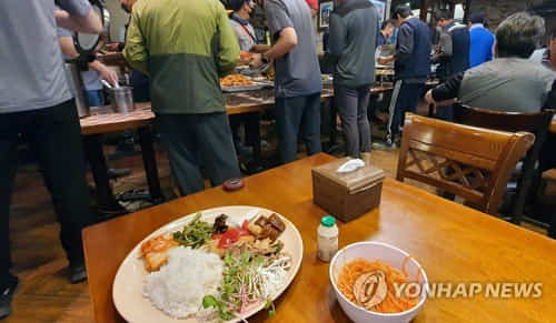 가격이 7천원인 서울 시내 한 점심뷔페 식당. '런치플레이션'(런치와 인플레이션의 합성어)이란 신조어가 나올 정도로 외식 물가가 오르면서 저렴한 식당이나 편의점 도시락이 인기다. [연합뉴스 자료사진]