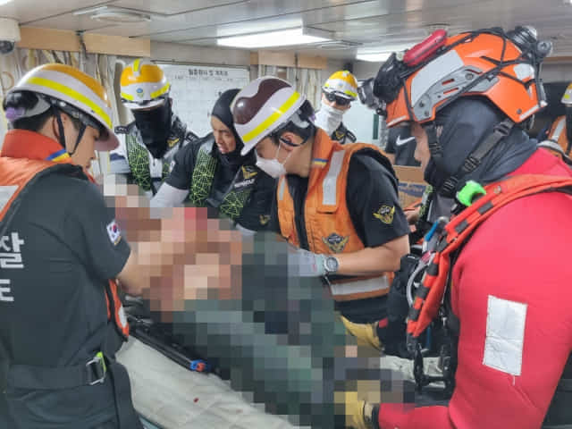 통영해경 구조대원들이 4일 오전 10시께 선박 충돌로 부상을 입은 선원을 병원으로 옮기고 있다./통영해양경찰서/