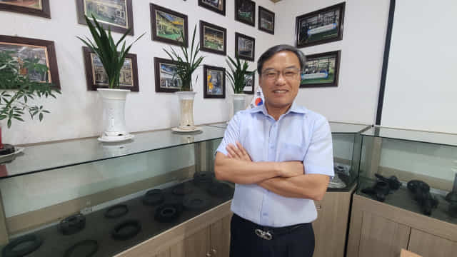 21년간 후원을 이어온 황병득씨가 창원 팔룡동에 위치한 자신의 사업체인 티에스테크에서 활짝 웃고 있다.