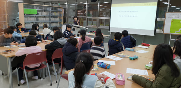 김해 진영중앙초등학교 학생들이 지난 2019년 미디어 리터러시 교육을 받는 모습./경남신문DB/