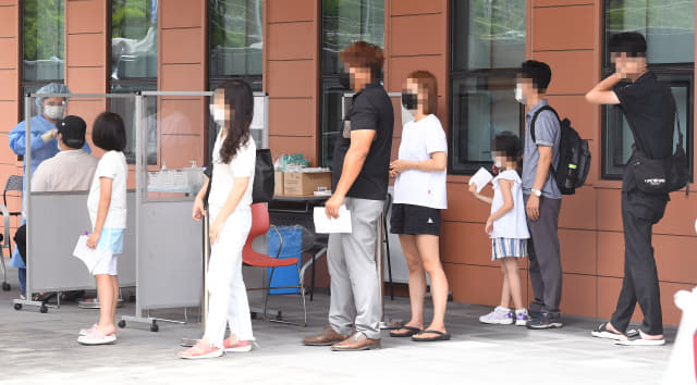 창원한마음병원 선별진료소를 찾은 시민들이 코로나19 검사를 위해 차례를 기다리고 있다./경남신문 자료사진/