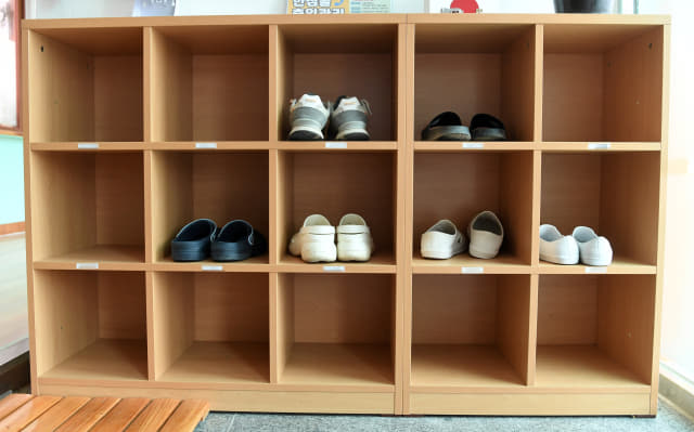 전교생이 6명인 의령 궁류초 학생 신발장에 여섯 켤레의 신발이 놓여 있다.