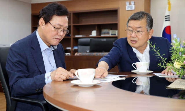 박일호(오른쪽) 밀양시장이 지난 11일 경남도청을 찾아 박완수 지사에게 민선8기 핵심 정책사업에 대한 필요성을 설명하고 있다./밀양시/