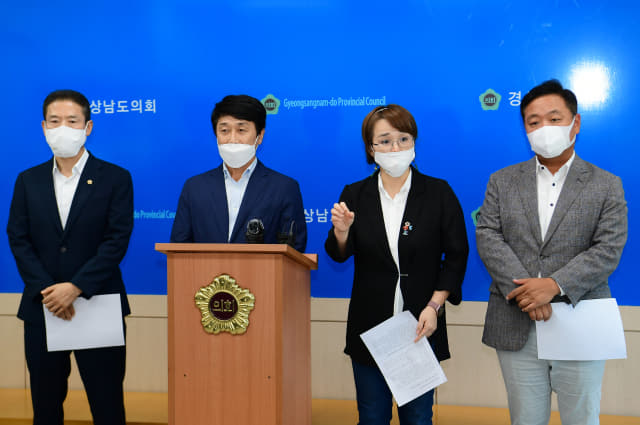 (왼쪽부터) 유형준, 류경완, 한상현, 손덕상 도의원이 22일 도의회에서 기자회견을 갖고 있다./도의회/