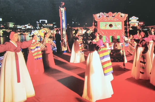 보존회 회원들이 진주 유등축제에서 공연을 하고 있다.