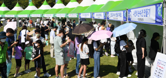 지난 1일 용지문화공원에서 열린 제14회 창원그린엑스포장을 찾은 시민들이 체험 부스 앞에서 순서를 기다리고 있다./성승건 기자/