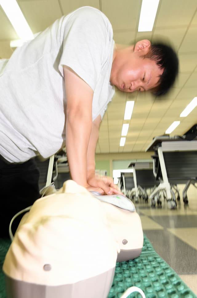 박준영 기자가 창원시 의창구 대한적십자사 경남지사에서 심폐소생술 교육을 받고 있다.