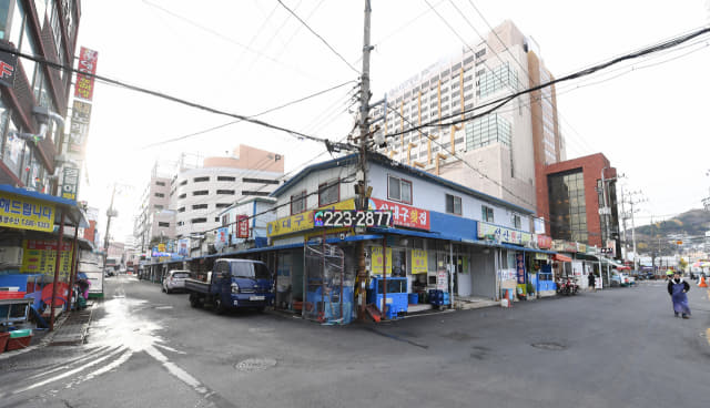 ‘구 홍콩빠’로 부르는 창원시 마산합포구 롯데백화점 마산점 인근의 횟집거리.