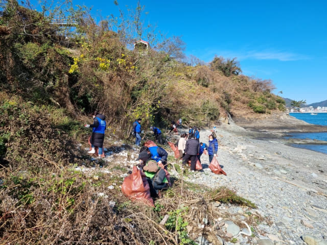 해안정화활동의 하나인 ‘비치코밍 데이’에 참가한 관련 단체 회원들이 1일 한려해상국립공원내 섬에서 쓰레기를 줍고 있다./사천시/