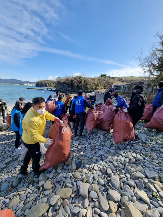 해안정화활동의 하나인 ‘비치코밍 데이’에 참가한 관련 단체 회원들이 1일 한려해상국립공원내 섬에서 쓰레기를 줍고 있다./사천시/