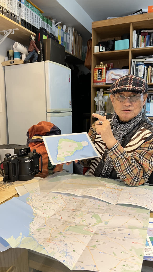 두 달간 남미 촬영 여행을 떠날 라상호 사진가가 지난 10일 칠레 이스터섬 지도를 보여주며 여행 일정을 설명하고 있다.