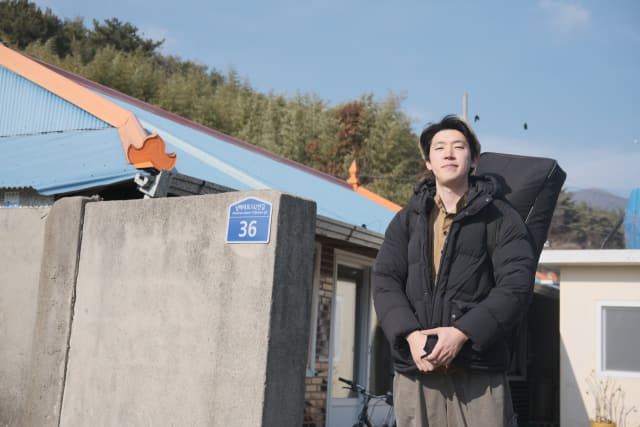 지난 23일 남해군 상주리에서 만난 권월 음악가./김용락 기자/