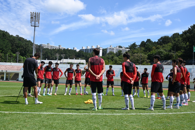 설기현 경남FC 감독이 지난 5일 밀양종합운동장서 선수들에게 전술 지시를 하고 있다.