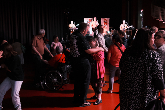 FUB(스웨덴 지적 장애인 협회)가 진행한 댄스 파티에서 장애인과 비장애인들이 춤을 추고 있다.