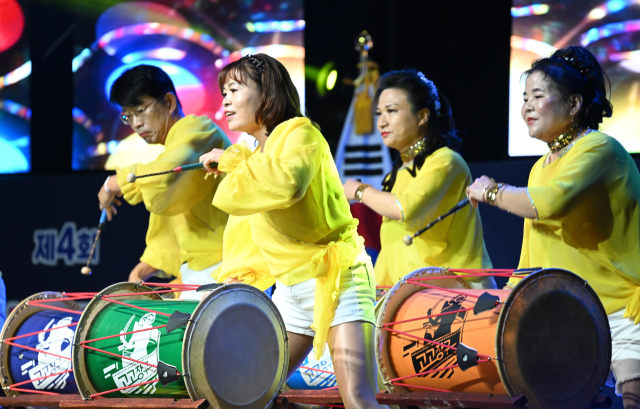 24일 KBS창원홀에서 열린 제4회 전국 실버체조 경연대회에 참가한 한 팀이 아랑고고장구 공연을 하고 있다./성승건 기자/