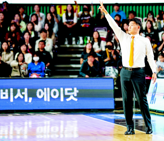 창원LG 조상현 감독이 지난 21일 창원체육관에서 열린 수원KT와의 홈개막전에서 작전 지시를 하고 있다./KBL/