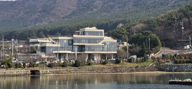 복합문화공간 이음재. 이곳은 일본 건축가 신사쿠 무네모토가 ‘맑은 내일’의 철학을 구현해낸 건축물이다./옥영숙 시인/