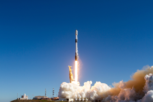 지난해 12월 2일(현지시간) 미국 캘리포니아주 반덴버그 우주군 기지에서 KAI가 핵심 부분을 개발한 우리 군 정찰위성 1호기가 스페이스 X사의 ‘팰컨 9’에 실려 우주로 향하고 있다.