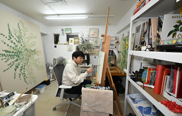 박준우 화가가 창원시 의창구 사림동 자신의 작업실에서 작품 활동을 하고 있다./성승건 기자/