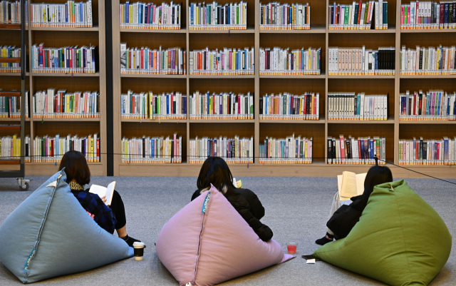 18일 창원시 마산회원구 지혜의바다 도서관을 찾은 아이들이 편한 자세로 독서를 즐기고 있다./성승건 기자/