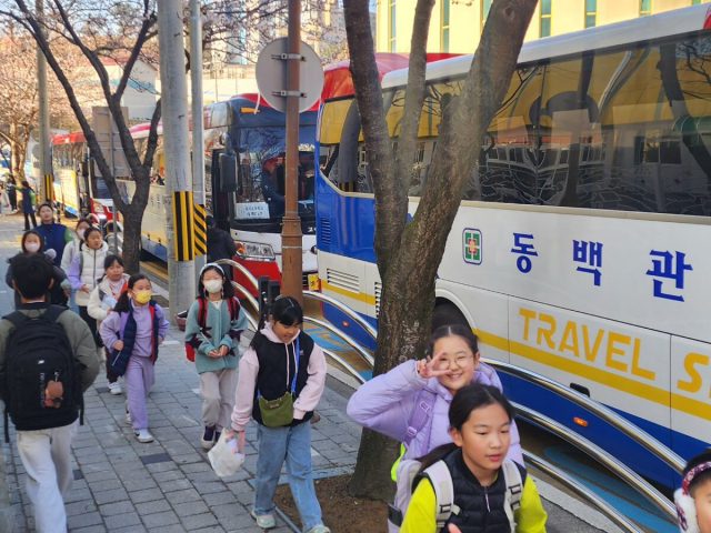 27일 통영 제석초등학교 학생들이 분산 배치된 학교로 정상 등교하고 있다./통영교육지원청/